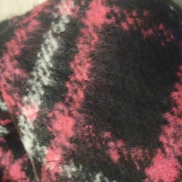 Victoria's Secret Black/Pink Plaid Soft Fringed Scarf - Picture 6 of 6